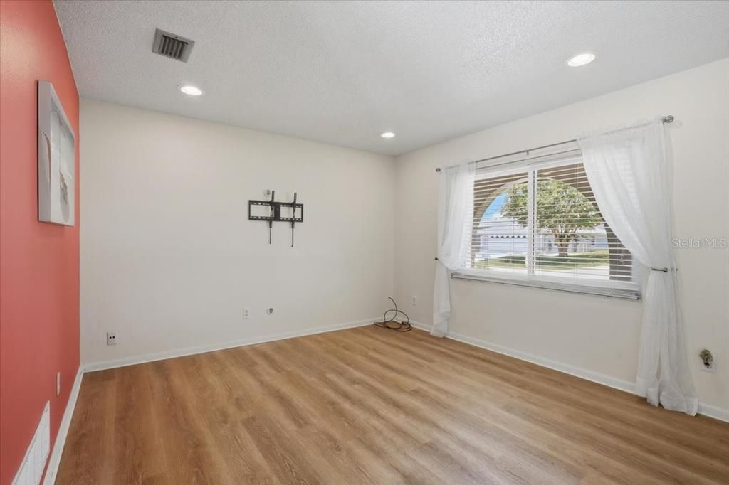 Active With Contract: $255,900 (2 beds, 2 baths, 1041 Square Feet)