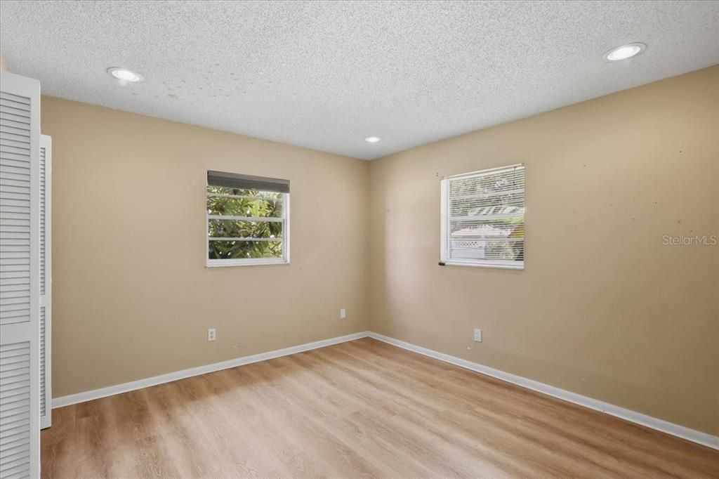 Active With Contract: $255,900 (2 beds, 2 baths, 1041 Square Feet)