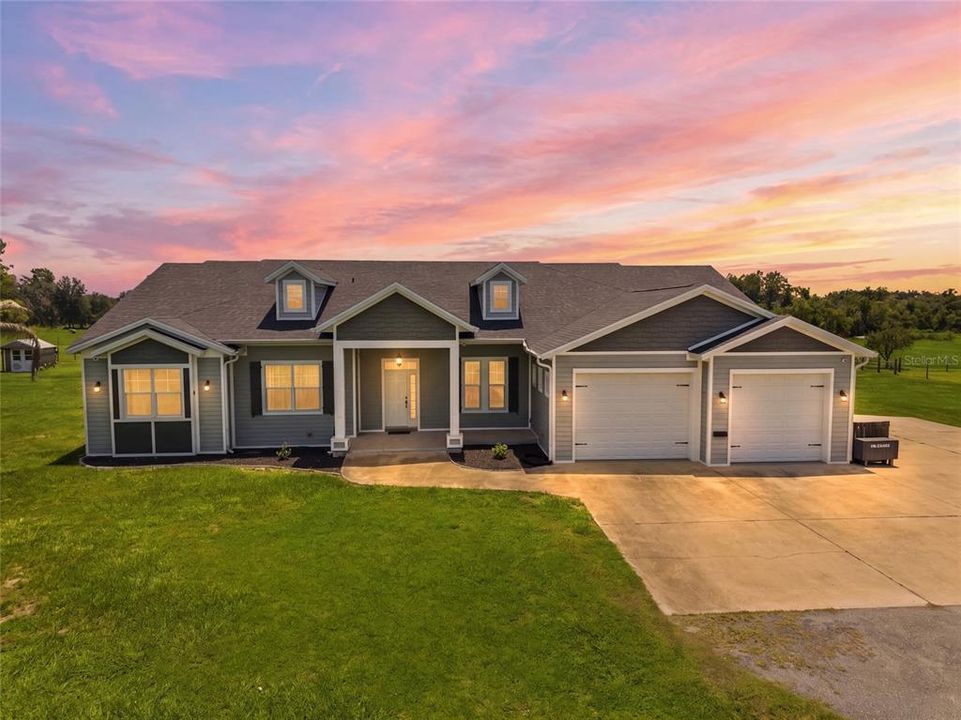 For Sale: $965,000 (4 beds, 3 baths, 2900 Square Feet)