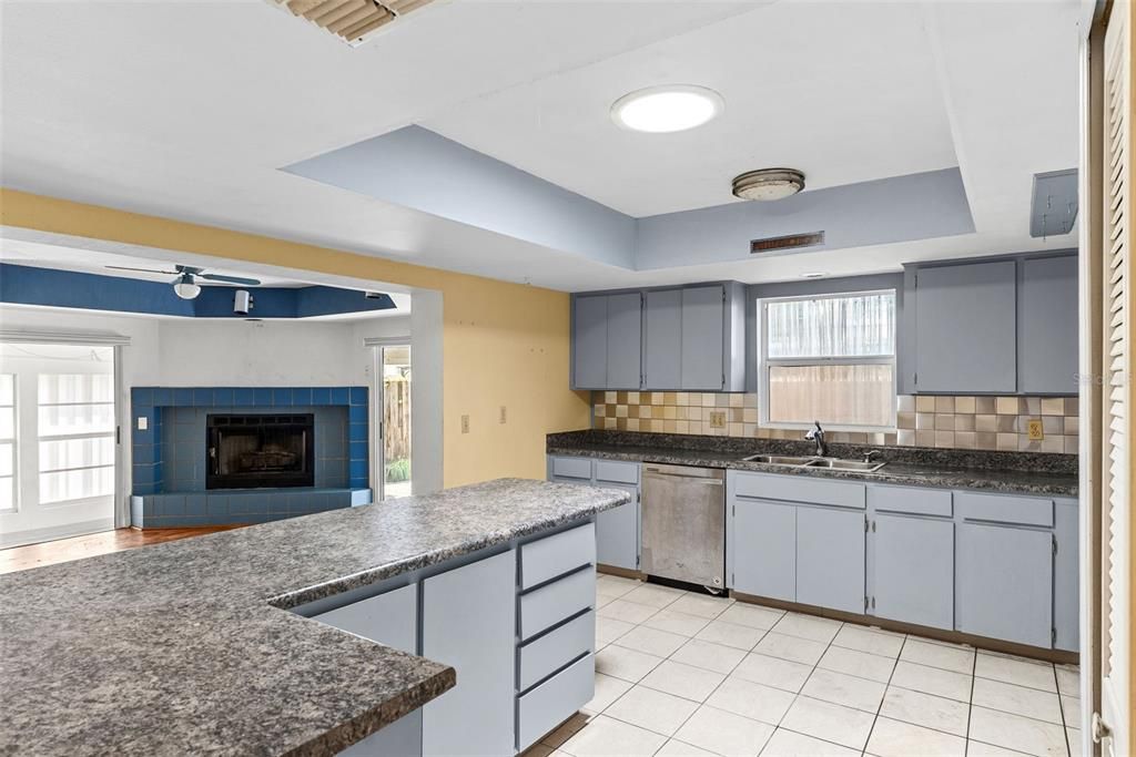 Active With Contract: $315,000 (3 beds, 2 baths, 1546 Square Feet)