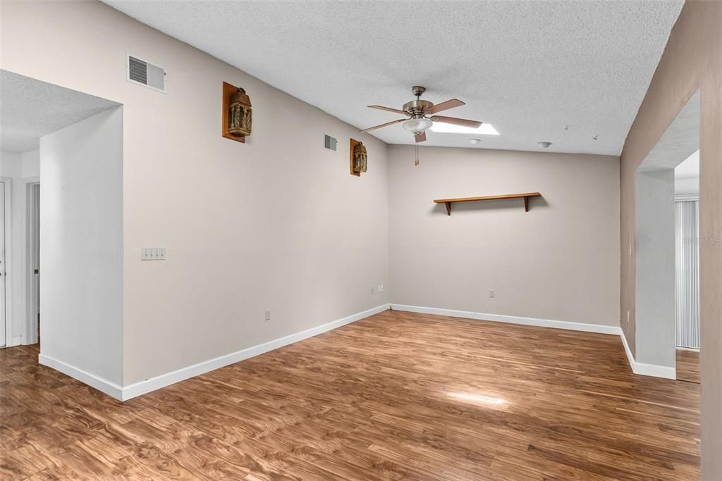 Active With Contract: $315,000 (3 beds, 2 baths, 1546 Square Feet)