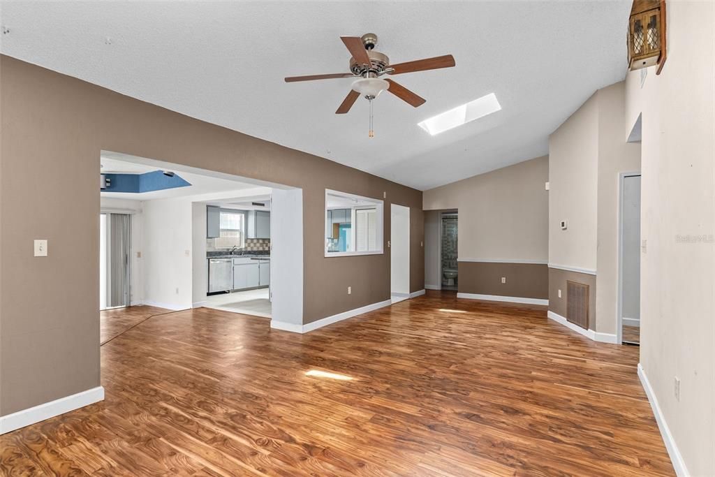 Active With Contract: $315,000 (3 beds, 2 baths, 1546 Square Feet)