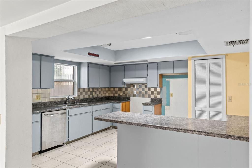 Active With Contract: $315,000 (3 beds, 2 baths, 1546 Square Feet)