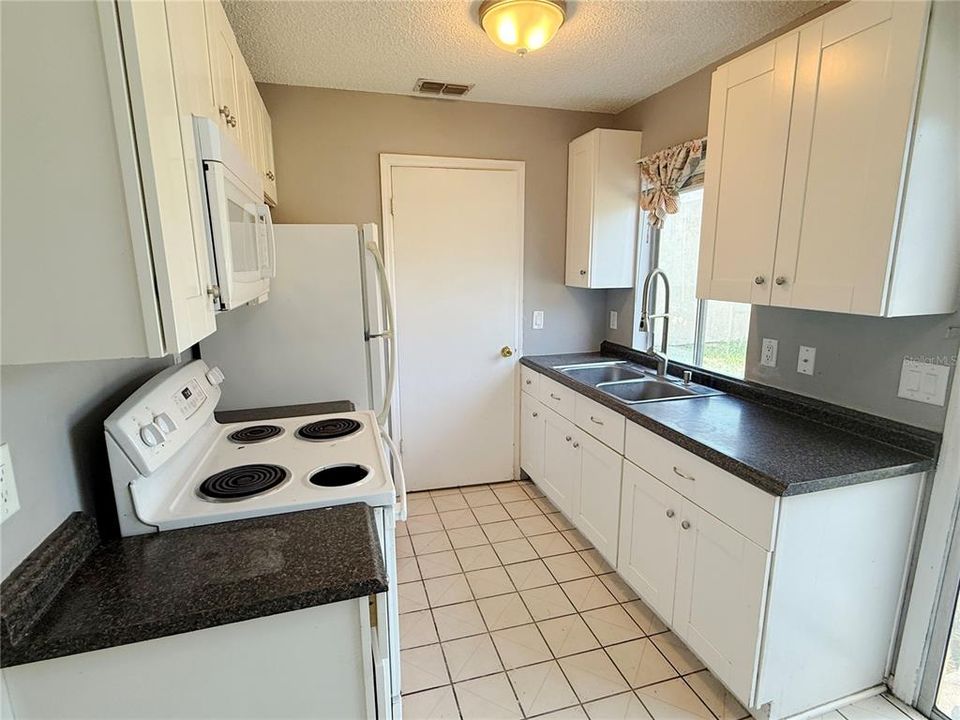 На продажу: $199,900 (2 спален, 2 ванн, 832 Квадратных фут)