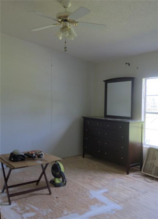 Activo con contrato: $215,000 (3 camas, 2 baños, 1404 Pies cuadrados)