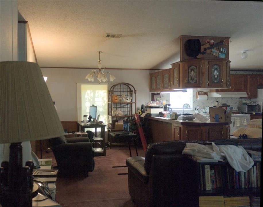 Activo con contrato: $215,000 (3 camas, 2 baños, 1404 Pies cuadrados)