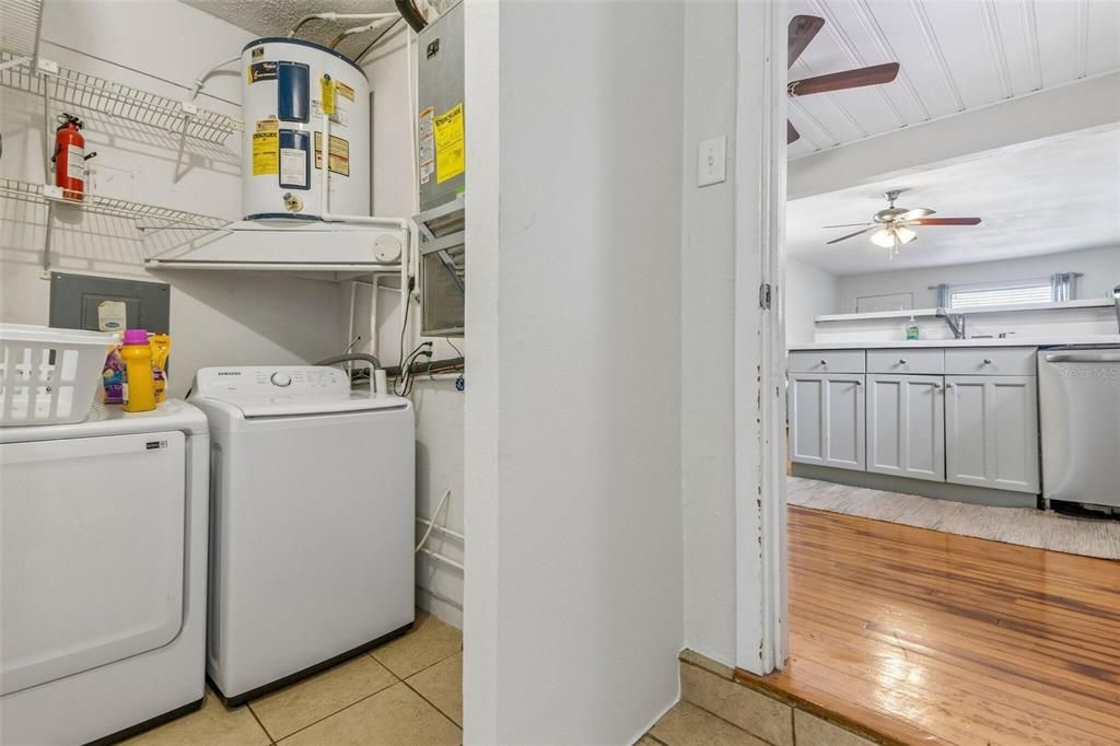 На продажу: $275,000 (2 спален, 1 ванн, 843 Квадратных фут)
