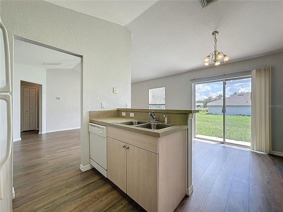 В аренду: $1,575 (3 спален, 2 ванн, 1211 Квадратных фут)