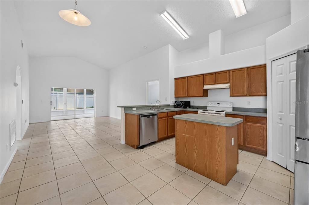 For Rent: $2,650 (4 beds, 2 baths, 1809 Square Feet)