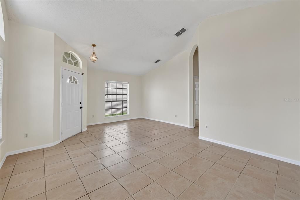For Rent: $2,650 (4 beds, 2 baths, 1809 Square Feet)