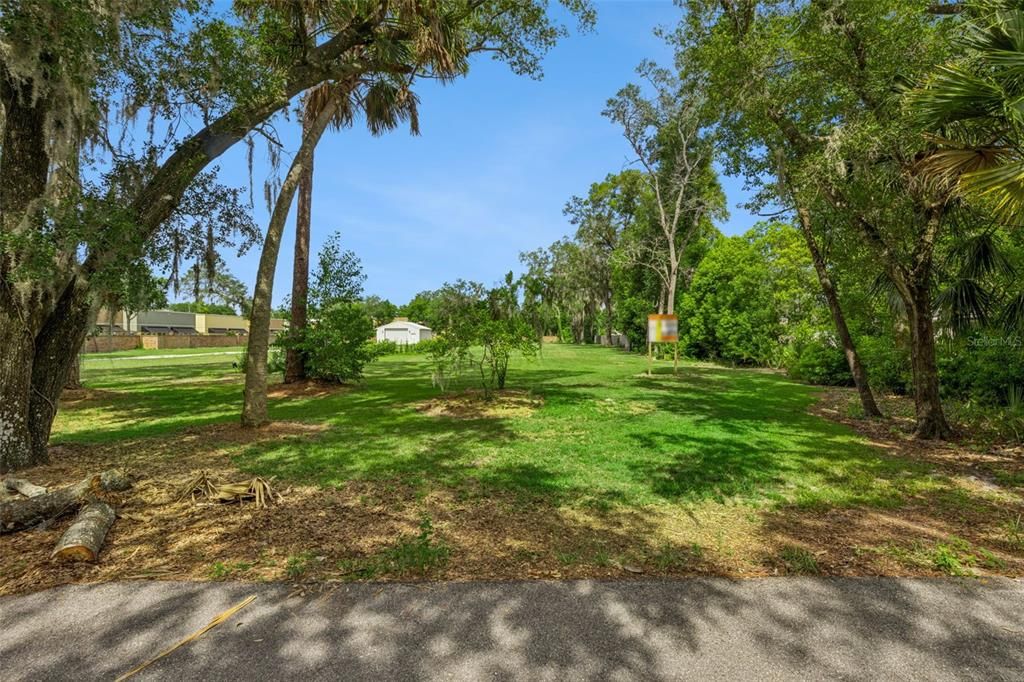 На продажу: $305,000 (0.49 acres)