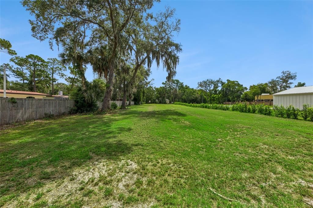 На продажу: $305,000 (0.49 acres)