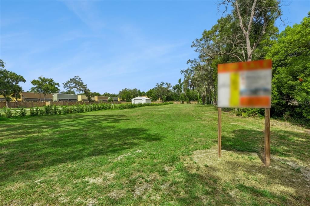 На продажу: $305,000 (0.49 acres)