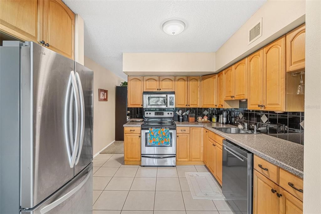На продажу: $139,900 (2 спален, 2 ванн, 1100 Квадратных фут)