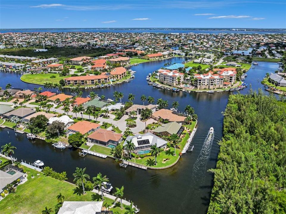 En Venta: $1,095,000 (3 camas, 2 baños, 2361 Pies cuadrados)