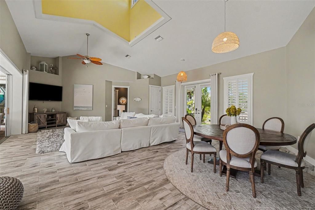 En Venta: $1,095,000 (3 camas, 2 baños, 2361 Pies cuadrados)