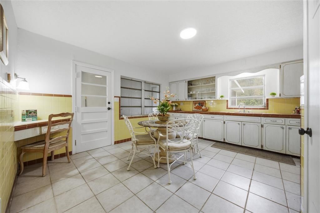 На продажу: $249,900 (2 спален, 1 ванн, 1125 Квадратных фут)