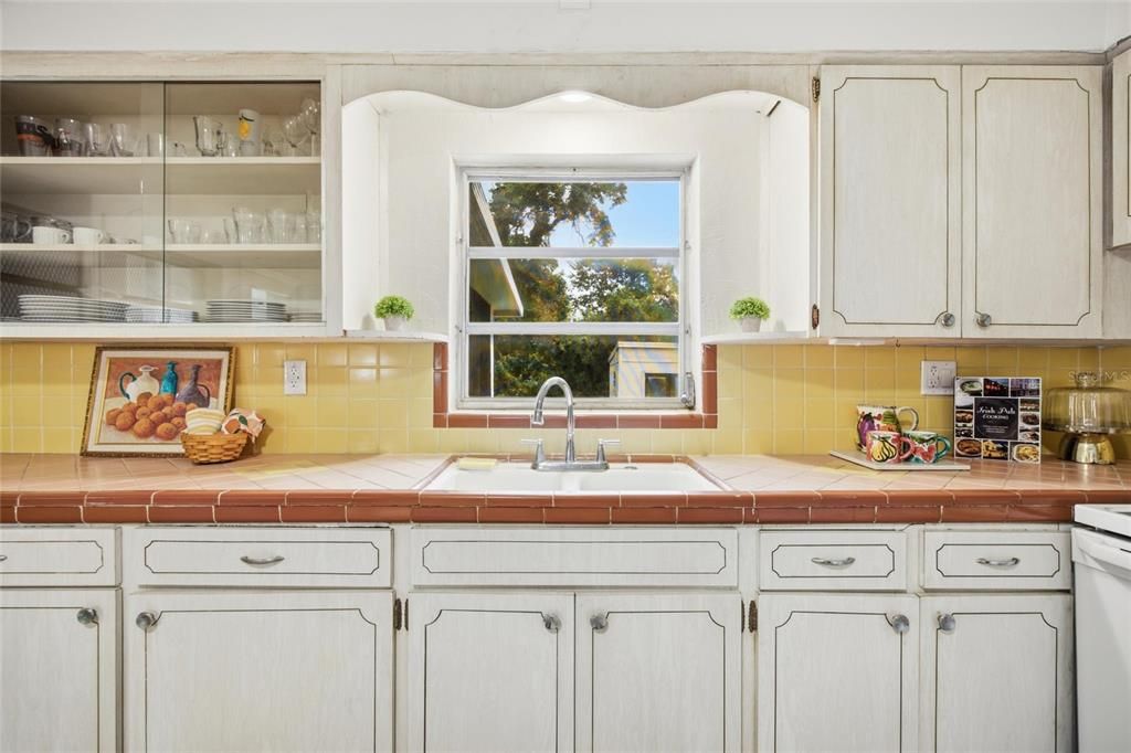 На продажу: $249,900 (2 спален, 1 ванн, 1125 Квадратных фут)