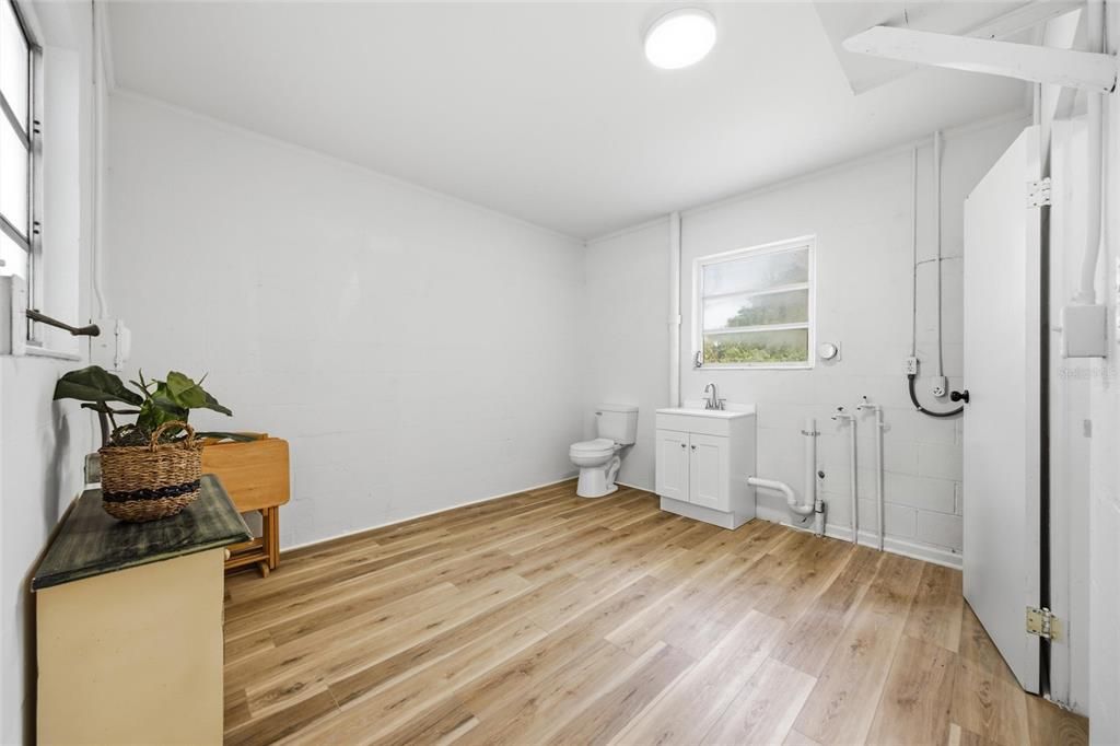 На продажу: $249,900 (2 спален, 1 ванн, 1125 Квадратных фут)