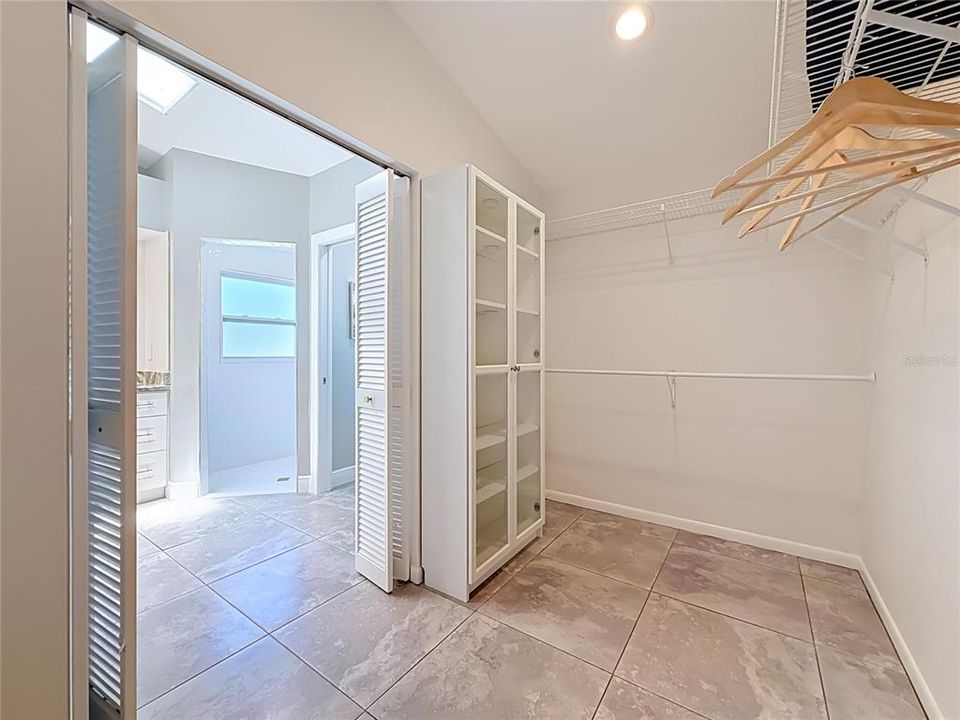 Activo con contrato: $799,000 (4 camas, 2 baños, 2377 Pies cuadrados)