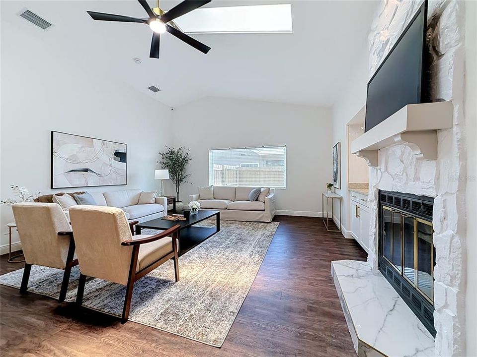 Activo con contrato: $799,000 (4 camas, 2 baños, 2377 Pies cuadrados)