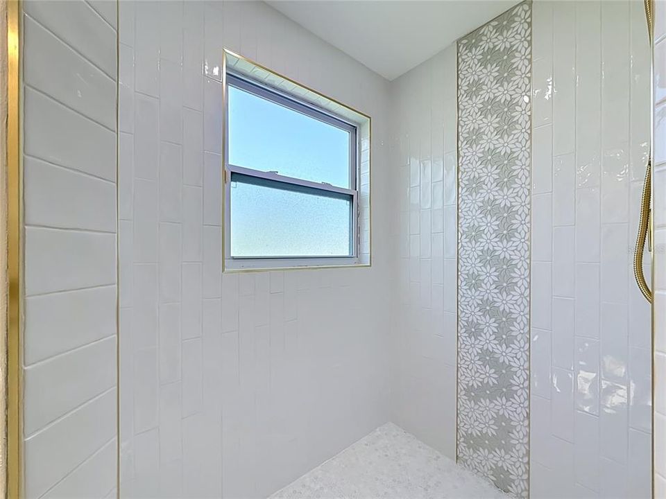 Activo con contrato: $799,000 (4 camas, 2 baños, 2377 Pies cuadrados)