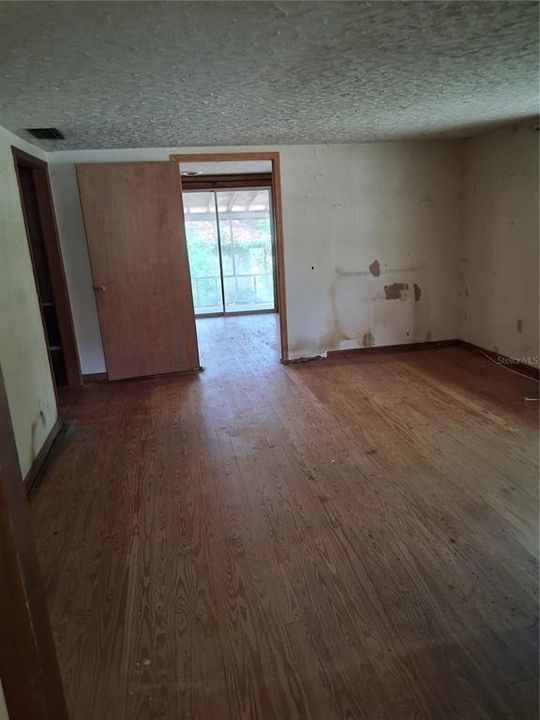 Active With Contract: $55,000 (2 beds, 1 baths, 1232 Square Feet)