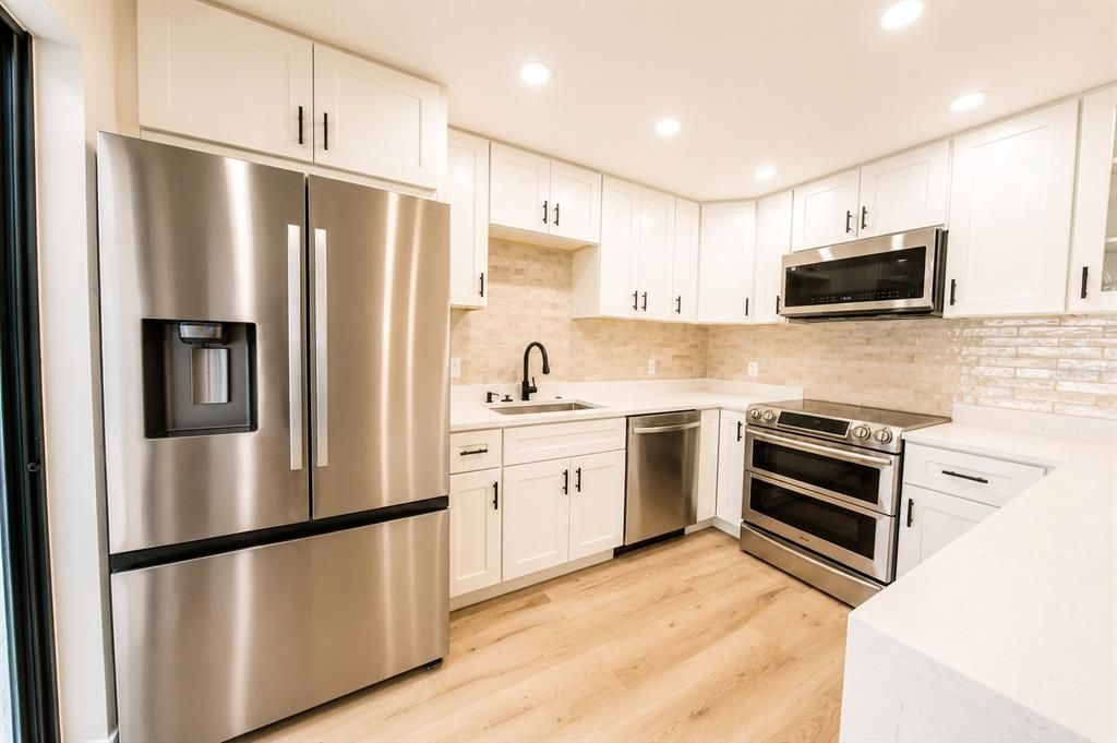 На продажу: $319,990 (3 спален, 2 ванн, 1736 Квадратных фут)