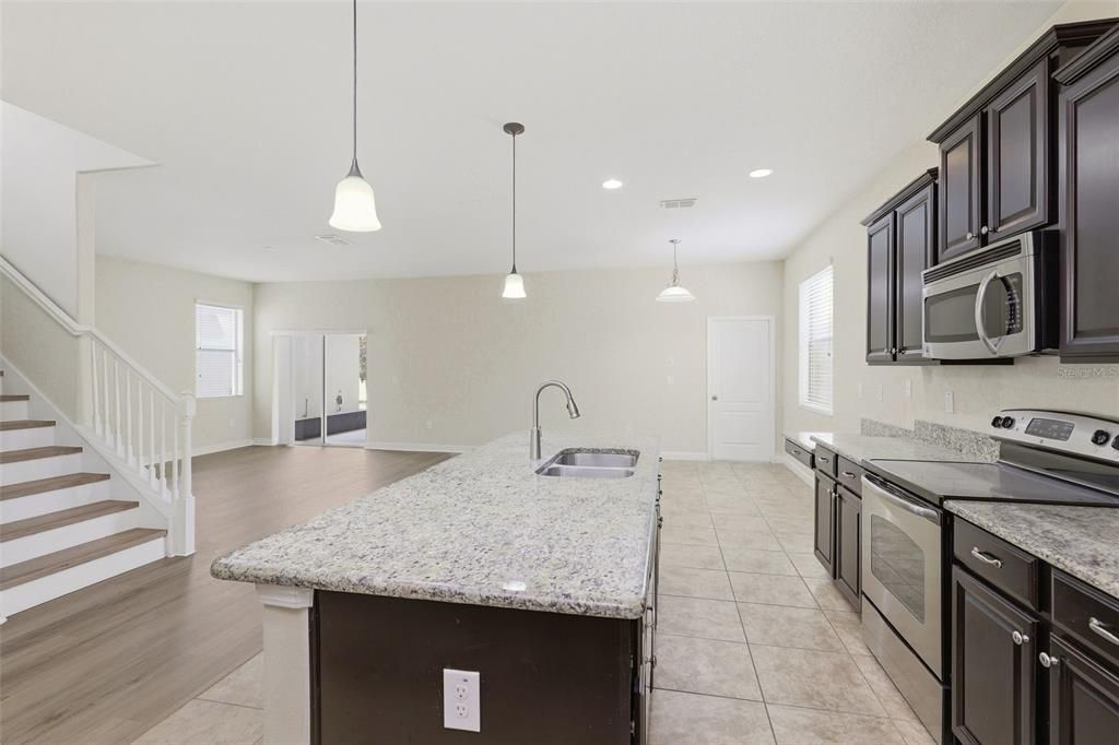 En Venta: $545,000 (5 camas, 3 baños, 2492 Pies cuadrados)