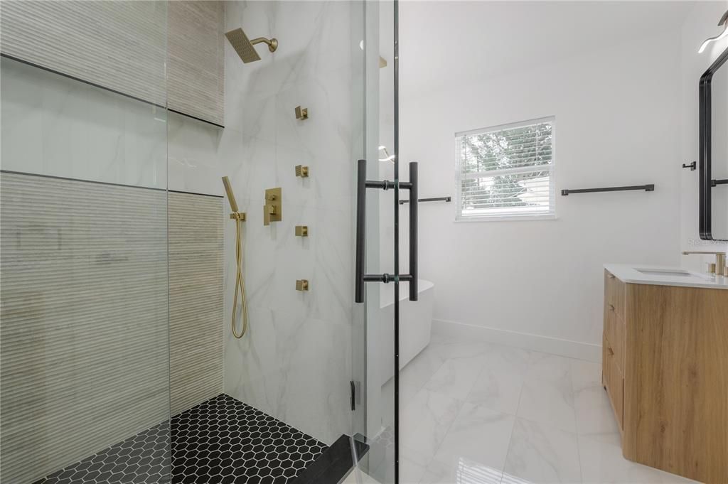 Activo con contrato: $659,900 (4 camas, 3 baños, 1923 Pies cuadrados)