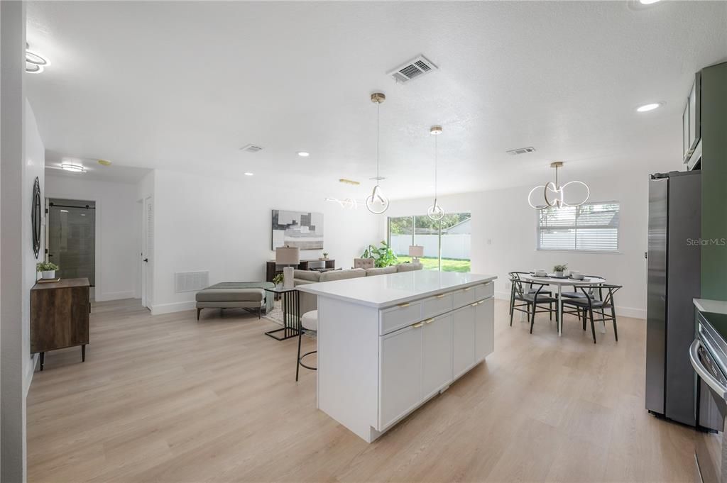Activo con contrato: $659,900 (4 camas, 3 baños, 1923 Pies cuadrados)