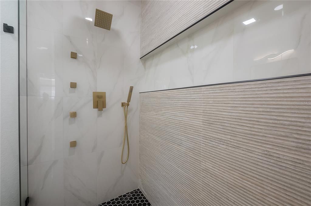 Activo con contrato: $659,900 (4 camas, 3 baños, 1923 Pies cuadrados)