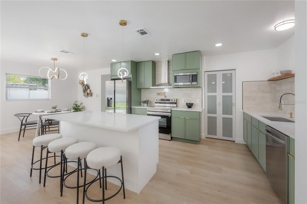 Activo con contrato: $659,900 (4 camas, 3 baños, 1923 Pies cuadrados)