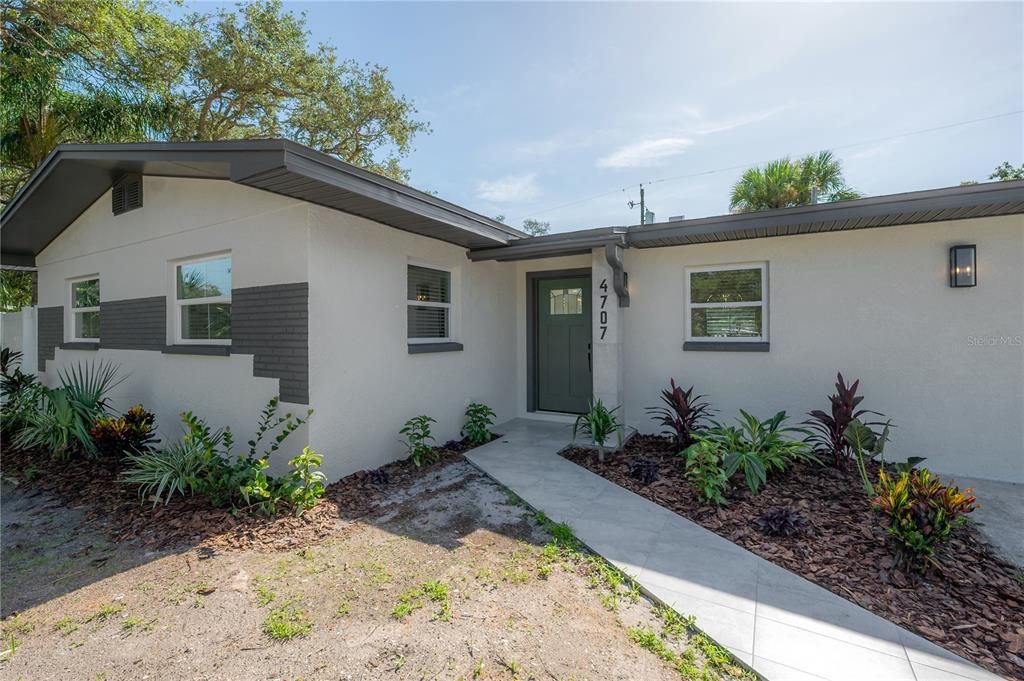 Activo con contrato: $659,900 (4 camas, 3 baños, 1923 Pies cuadrados)