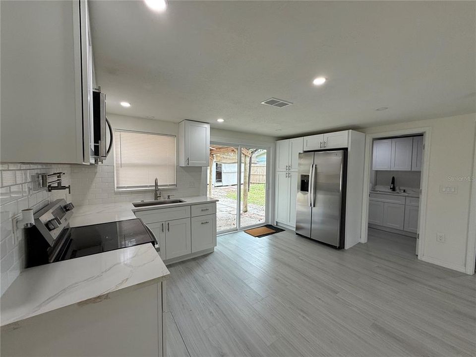 For Sale: $278,900 (3 beds, 2 baths, 1200 Square Feet)