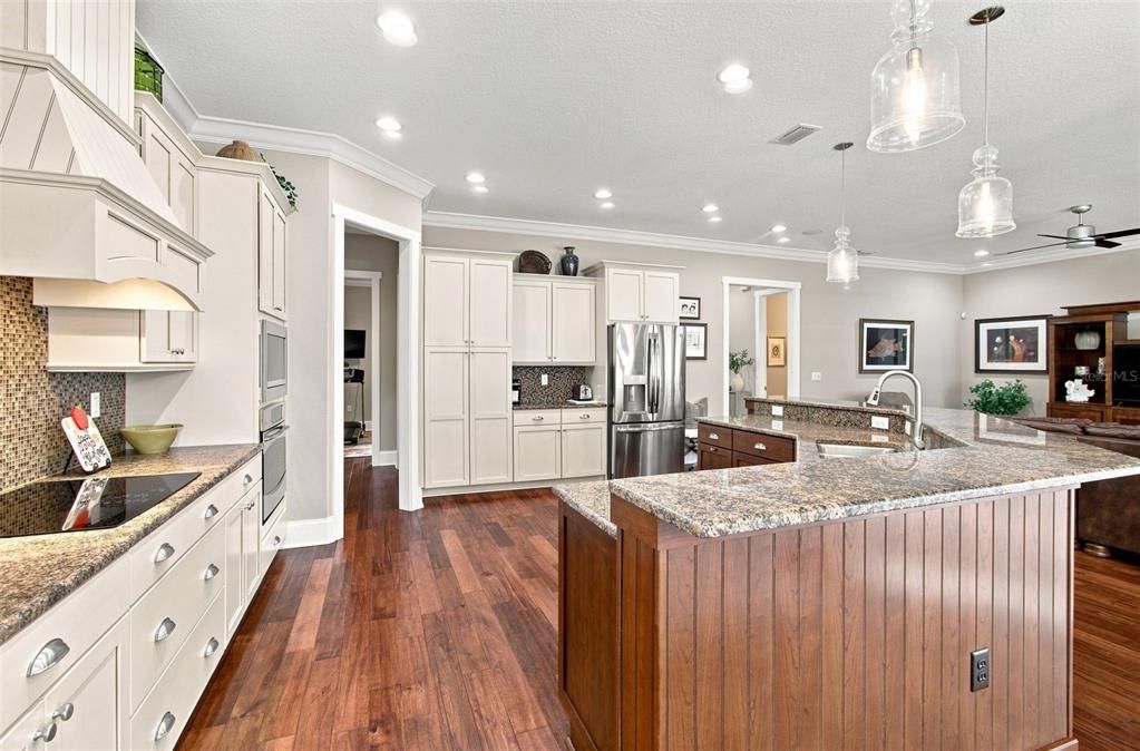 合同活跃: $1,695,000 (4 贝兹, 3 浴室, 3010 平方英尺)
