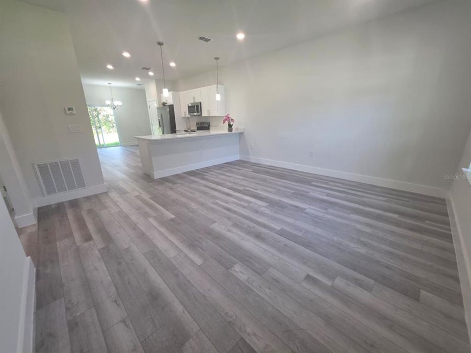 For Rent: $1,550 (3 beds, 2 baths, 1321 Square Feet)