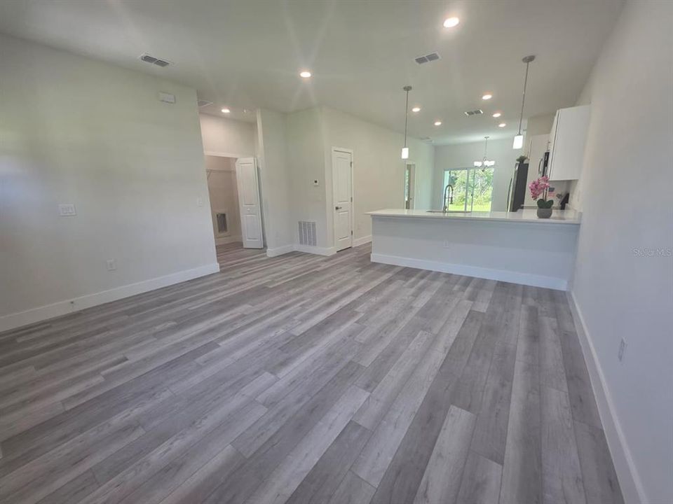 For Rent: $1,550 (3 beds, 2 baths, 1321 Square Feet)
