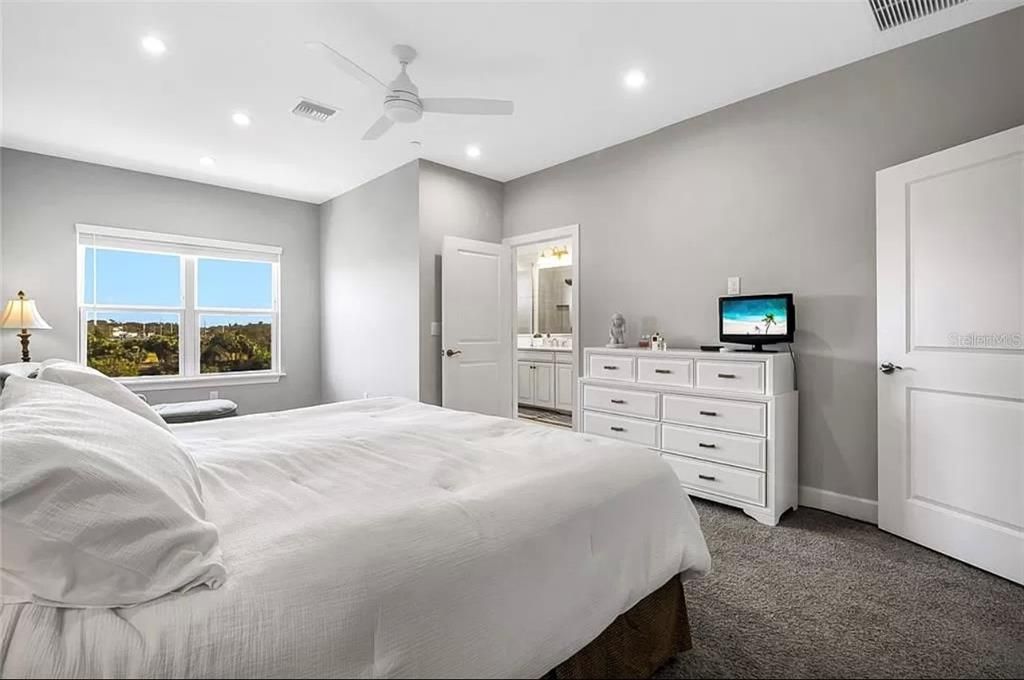 В аренду: $3,795 (4 спален, 3 ванн, 1825 Квадратных фут)