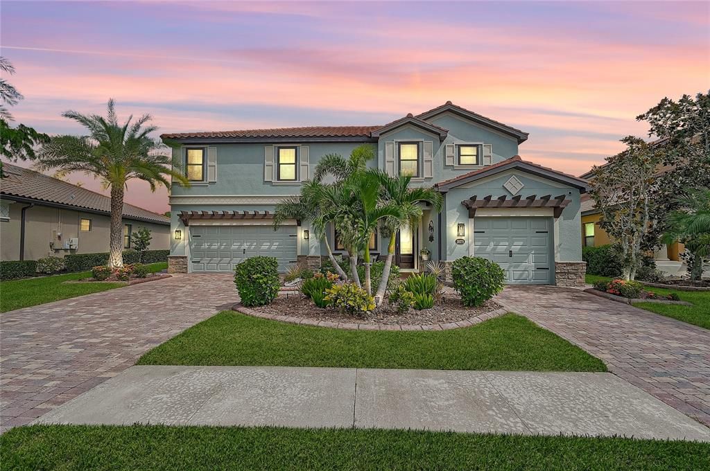 For Sale: $869,000 (5 beds, 4 baths, 3318 Square Feet)