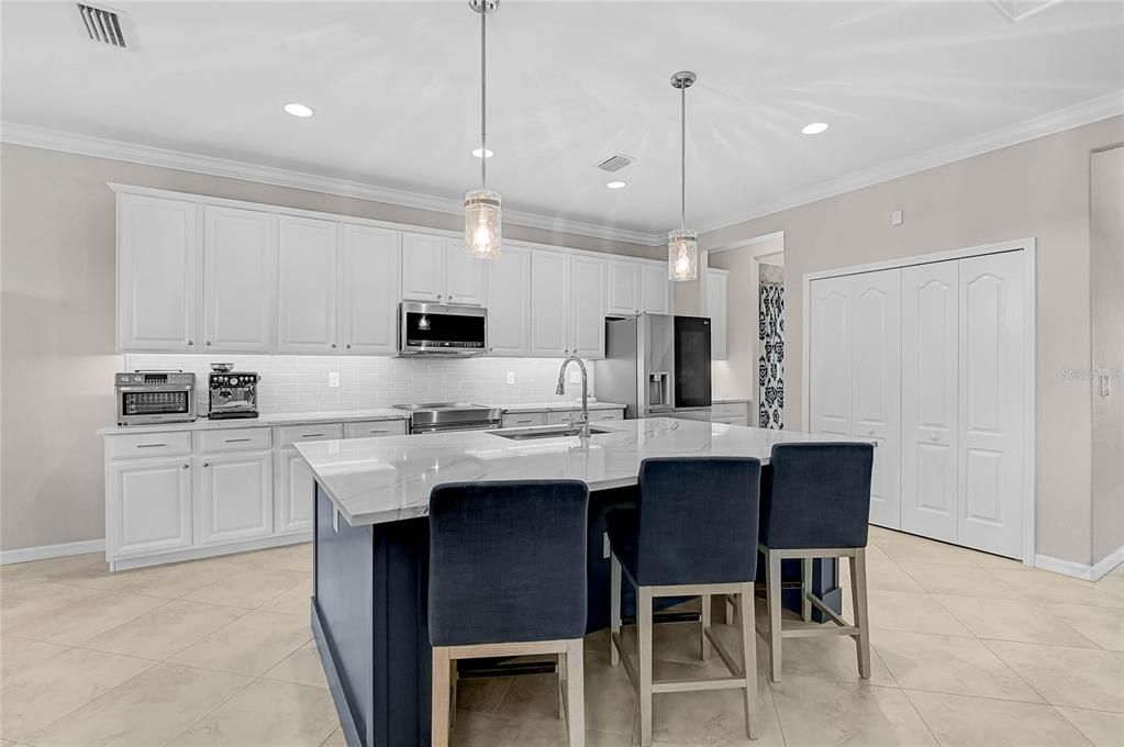 For Sale: $869,000 (5 beds, 4 baths, 3318 Square Feet)