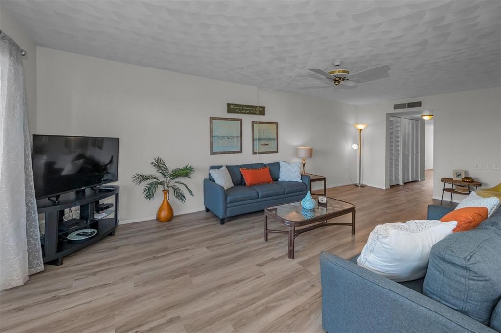En Venta: $478,000 (2 camas, 2 baños, 1225 Pies cuadrados)