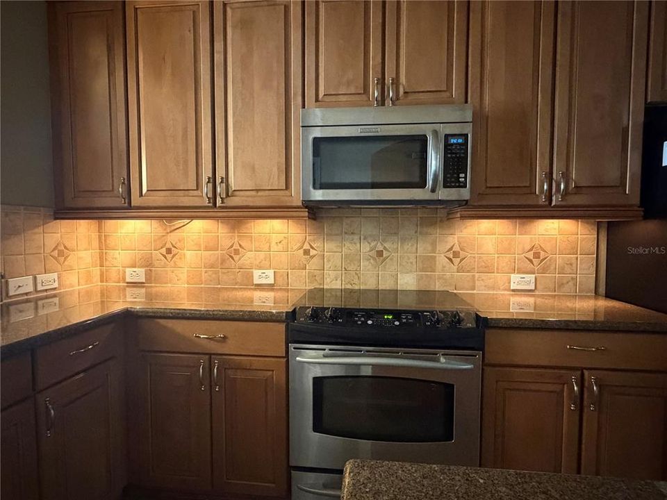 На продажу: $399,900 (2 спален, 2 ванн, 1155 Квадратных фут)