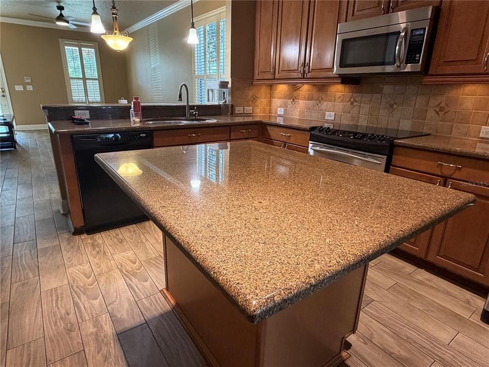На продажу: $399,900 (2 спален, 2 ванн, 1155 Квадратных фут)