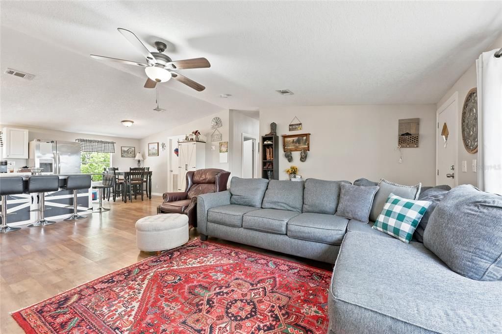 На продажу: $299,900 (4 спален, 2 ванн, 1560 Квадратных фут)