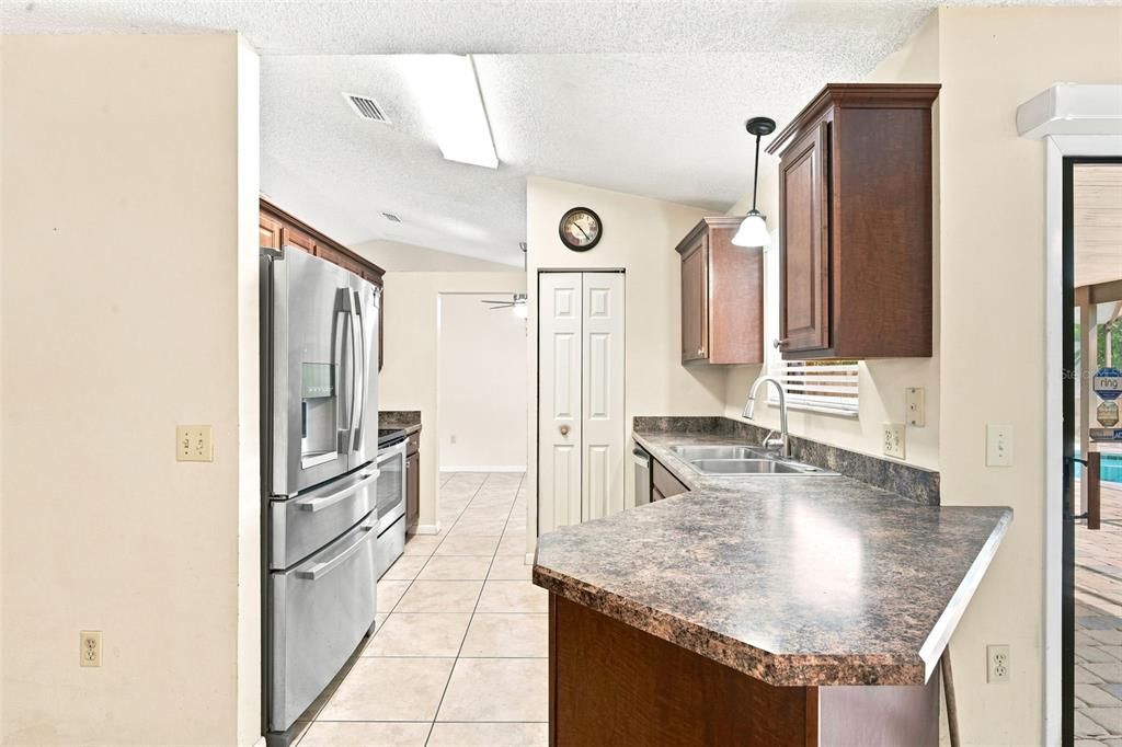 На продажу: $329,900 (3 спален, 2 ванн, 1352 Квадратных фут)