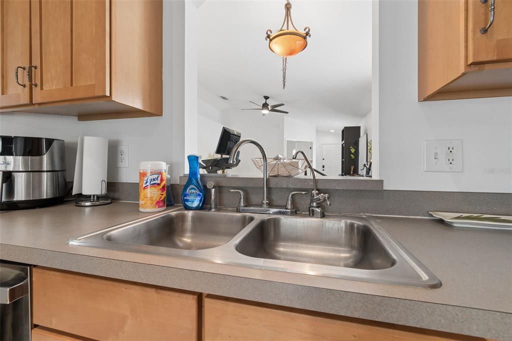 For Sale: $325,000 (3 beds, 2 baths, 1471 Square Feet)