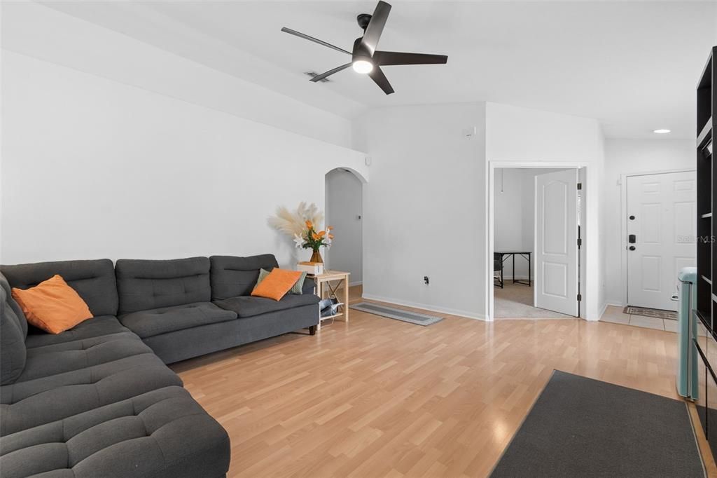 For Sale: $325,000 (3 beds, 2 baths, 1471 Square Feet)
