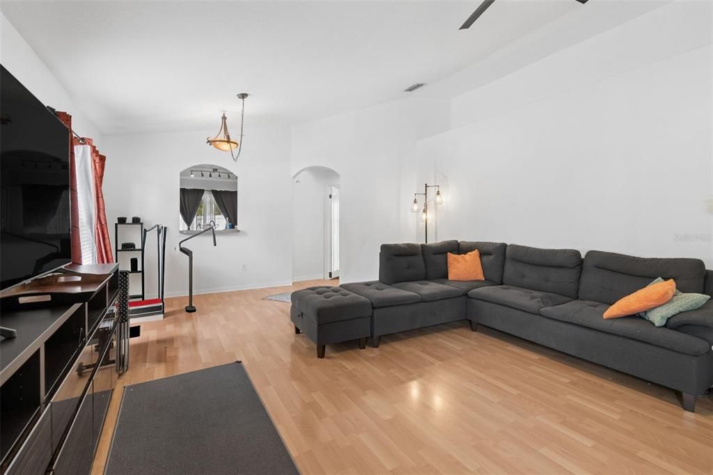 For Sale: $325,000 (3 beds, 2 baths, 1471 Square Feet)