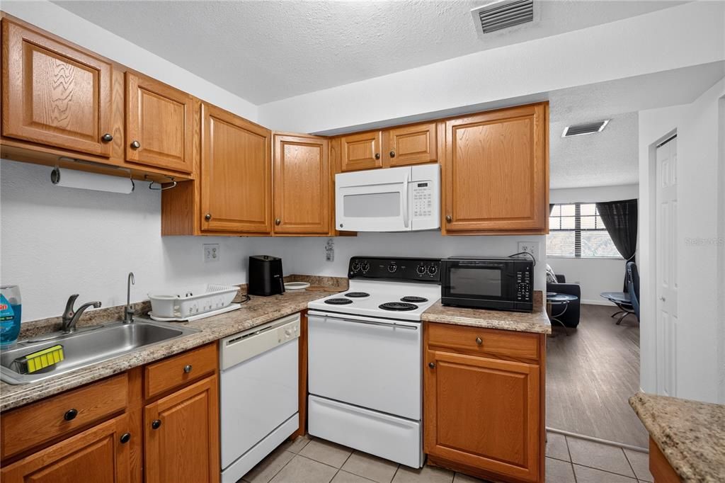На продажу: $124,900 (2 спален, 1 ванн, 899 Квадратных фут)